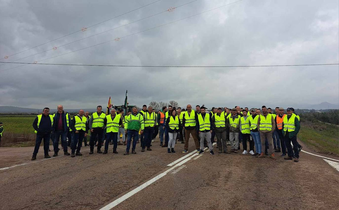 Agricultores de la zona de MIajadas cortaron la carretera EX-206