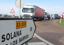 Cortes de carreteras y retenciones en la segunda jornada de protesta del campo extremeño