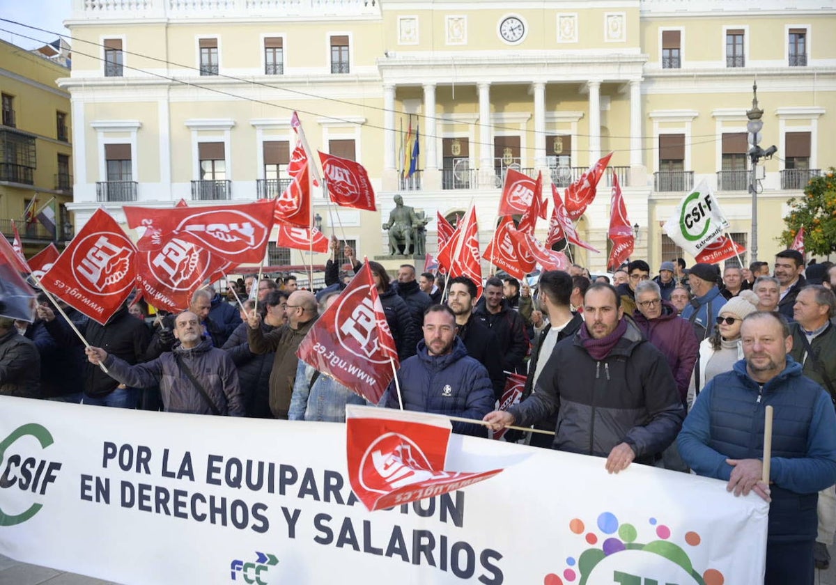 Trabajadores concentrados a las puertas del Ayuntamiento en diciembre para pedir una mejora salarial.