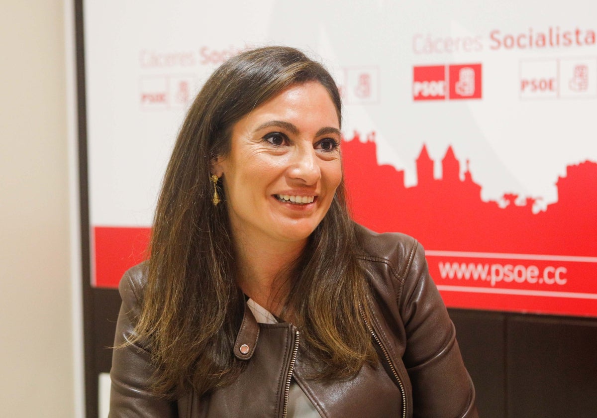 Lara Garlito, durante la entrevista en la sede del PSOE de Cáceres.