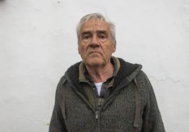 Jorge Sicilia, ganadero con explotaciones de corcho, vacuno y ovino en Sierra San Pedro y La Roca de la Sierra, se ha concentrado este miércoles en la A-66.