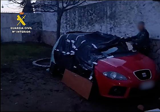 Imagen del coche robado, cubierto, en el patio de una vivienda de Madrigalejo.