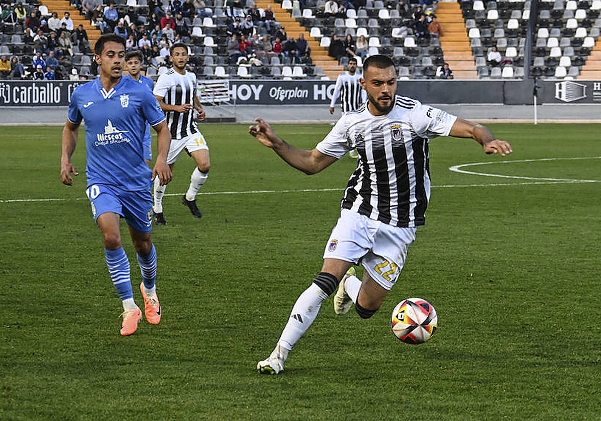 Pablo Gálvez entró en la primera parte ante el Illescas para sustituir a Álex Alegría por lesión.