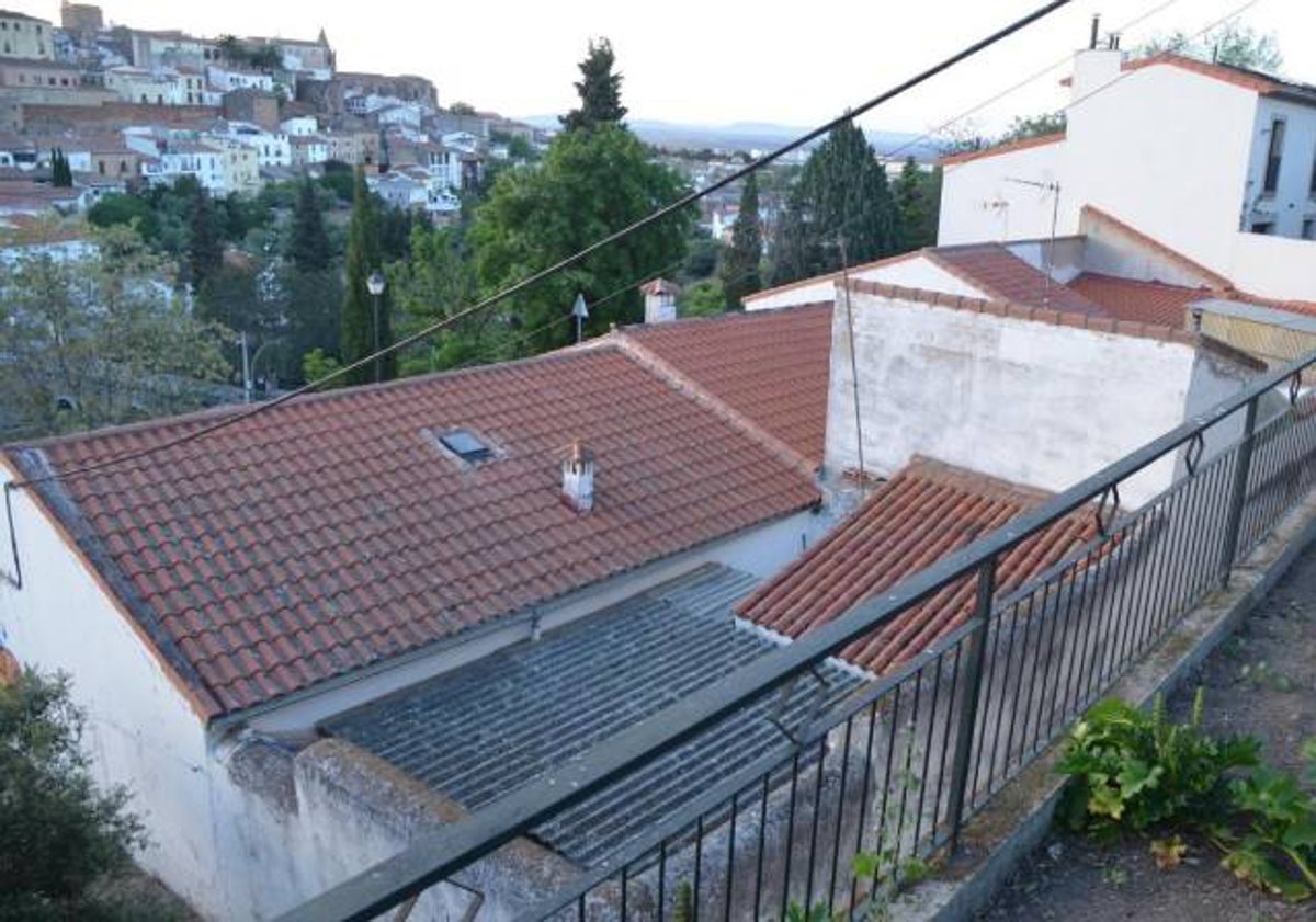 Imagen principal - Arriba, casas que quedarían debajo del futuro mirador en una imagen que se entregó al Ayuntamiento por parte de los vecinos. Debajo, los residentes de San Marquino frente a la muralla. Sobre estas líneas, vistas desde la zona.