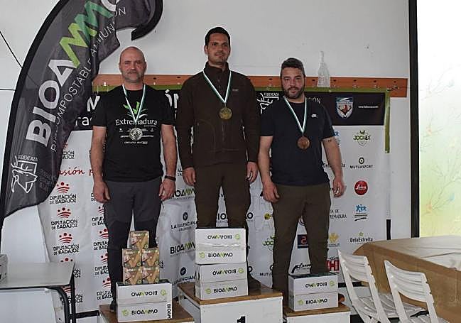 Podium de la segunda prueba puntable del Campeonato de Extremadura Becada 2024 celebrada en Puebla de la Reina