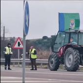 Momento en el que la Guardia Civil ha denunciado al tractorista que encabeza la marcha entre Santa Amalia y Hernán Cortés