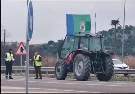 Momento en el que la Guardia Civil ha denunciado al tractorista que encabeza la marcha entre Santa Amalia y Hernán Cortés