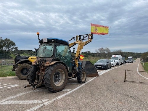 En la EX-105, entrada Almendral, algunos agricultores de Almendral, Solana y Cortegana han cortado la carretera.