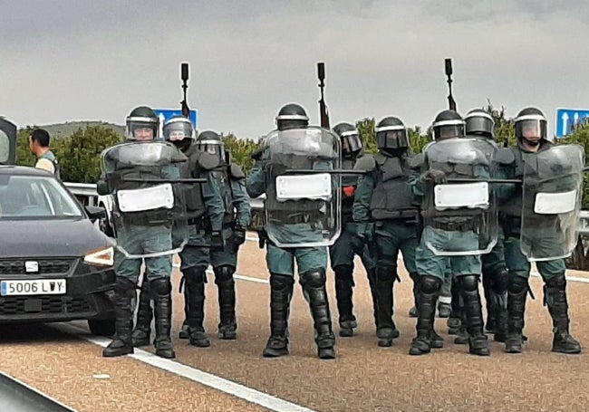 Antidisturbios de la Guardia Civil en la N-432 en Zafra.