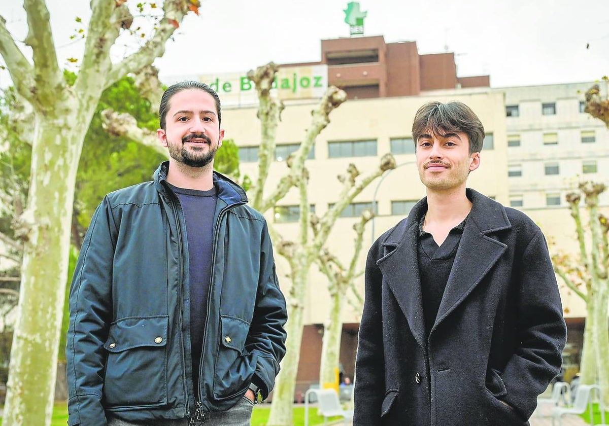 Luis Miguel Torrado y Lucas Franco en la entrada del Hospital Universitario de Badajoz.