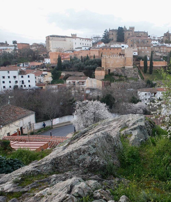 Imagen secundaria 2 - Arriba, casas que quedarían debajo del futuro mirador en una imagen que se entregó al Ayuntamiento por parte de los vecinos. Debajo, los residentes de San Marquino frente a la muralla. Sobre estas líneas, vistas desde la zona.