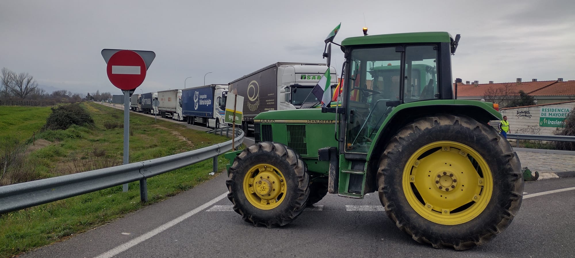 La protesta en Moraleja ha cortado la Ex-109 y la EX-A1