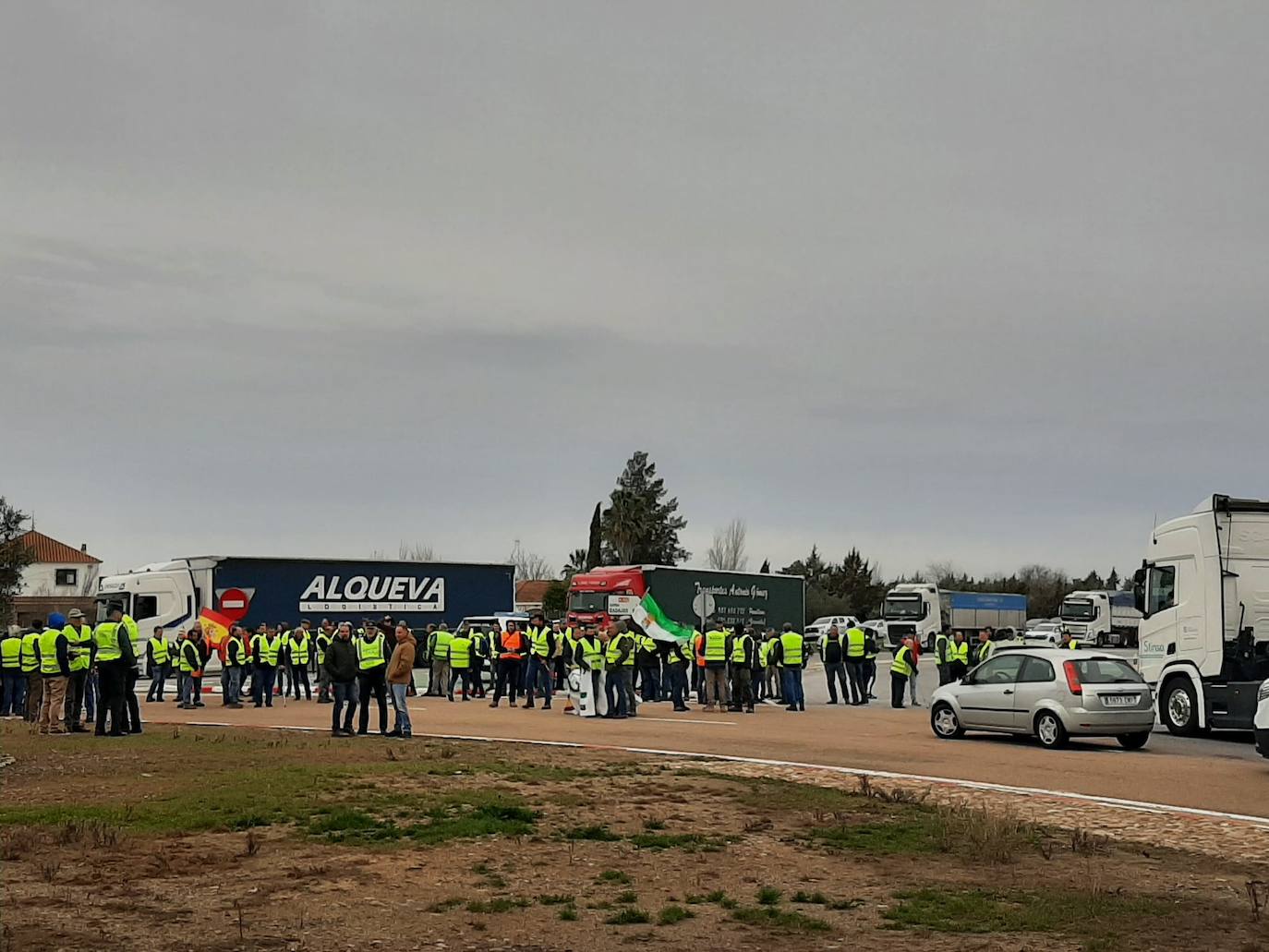 Concentración de agricultores en la N-432 cerca de Zafra.