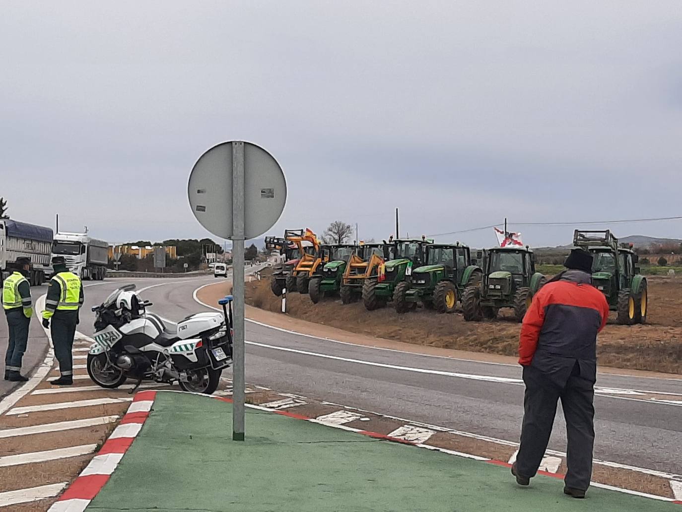 Concentración de agricultores en la N-432 cerca de Zafra.