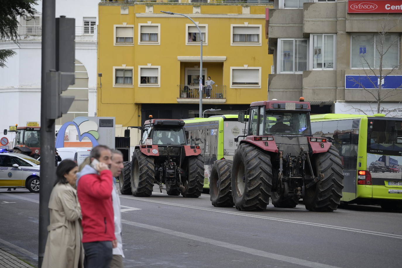 Tractores pasando por el centro de Badajoz.