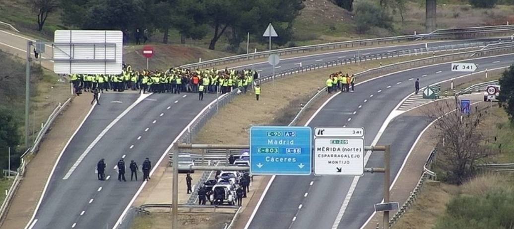 Equipos de la Guardia Civil en la A-5 a la altura del cruce de Carija, en Mérida, con cascos y escudos de protección para actuar en Mérida. 