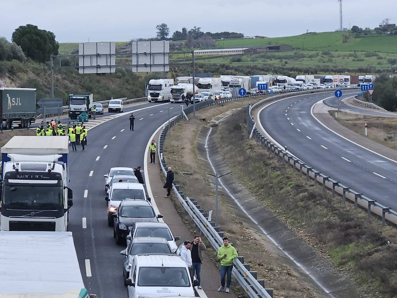 Retenciones en la A-5, a la altura de Mérida, por el corte de vía en Carija.