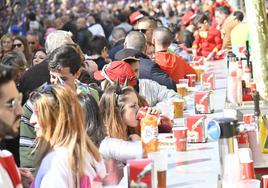 Público asistente al entierro de la sardina del Carnaval de Badajoz en su edición del año pasado.