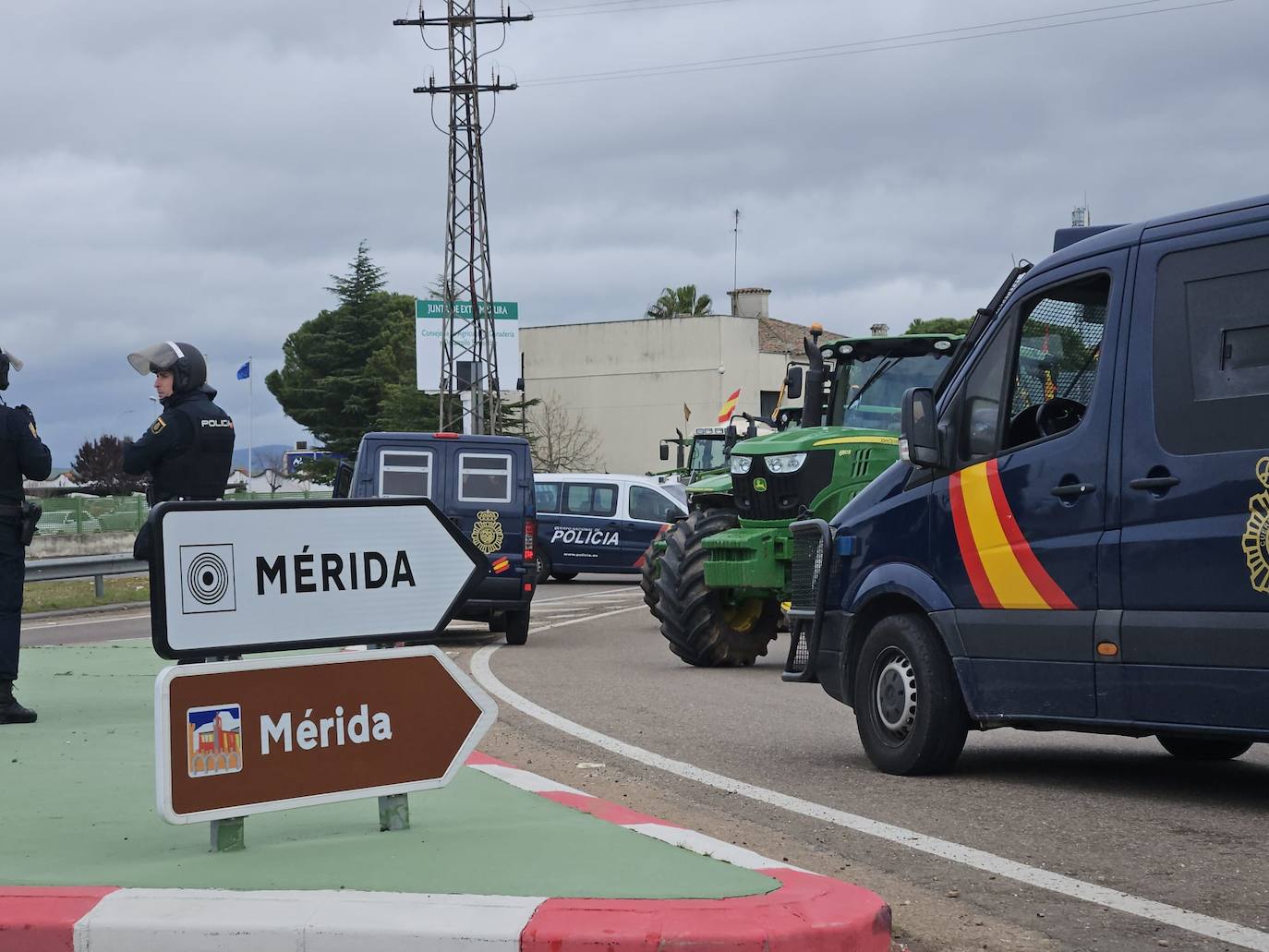 Manifestantes y Policía Nacional en la zona de la rotonda de la Consejería de Agricultura, en Mérida.