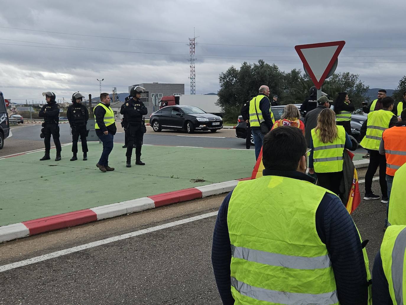 Manifestantes y Policía Nacional en la zona de la rotonda de la Consejería de Agricultura, en Mérida.