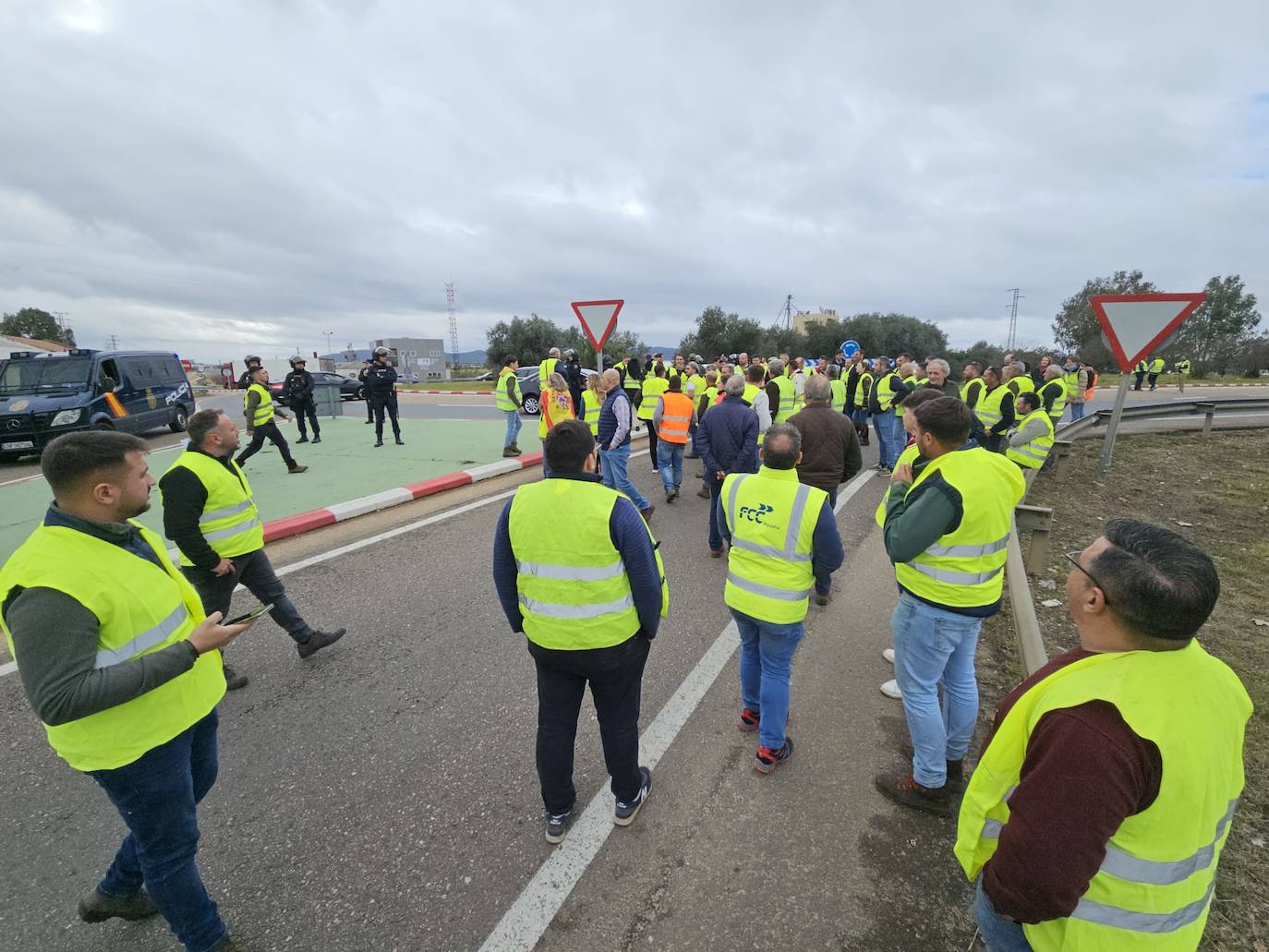 Manifestantes y Policía Nacional en la zona de la rotonda de la Consejería de Agricultura, en Mérida.