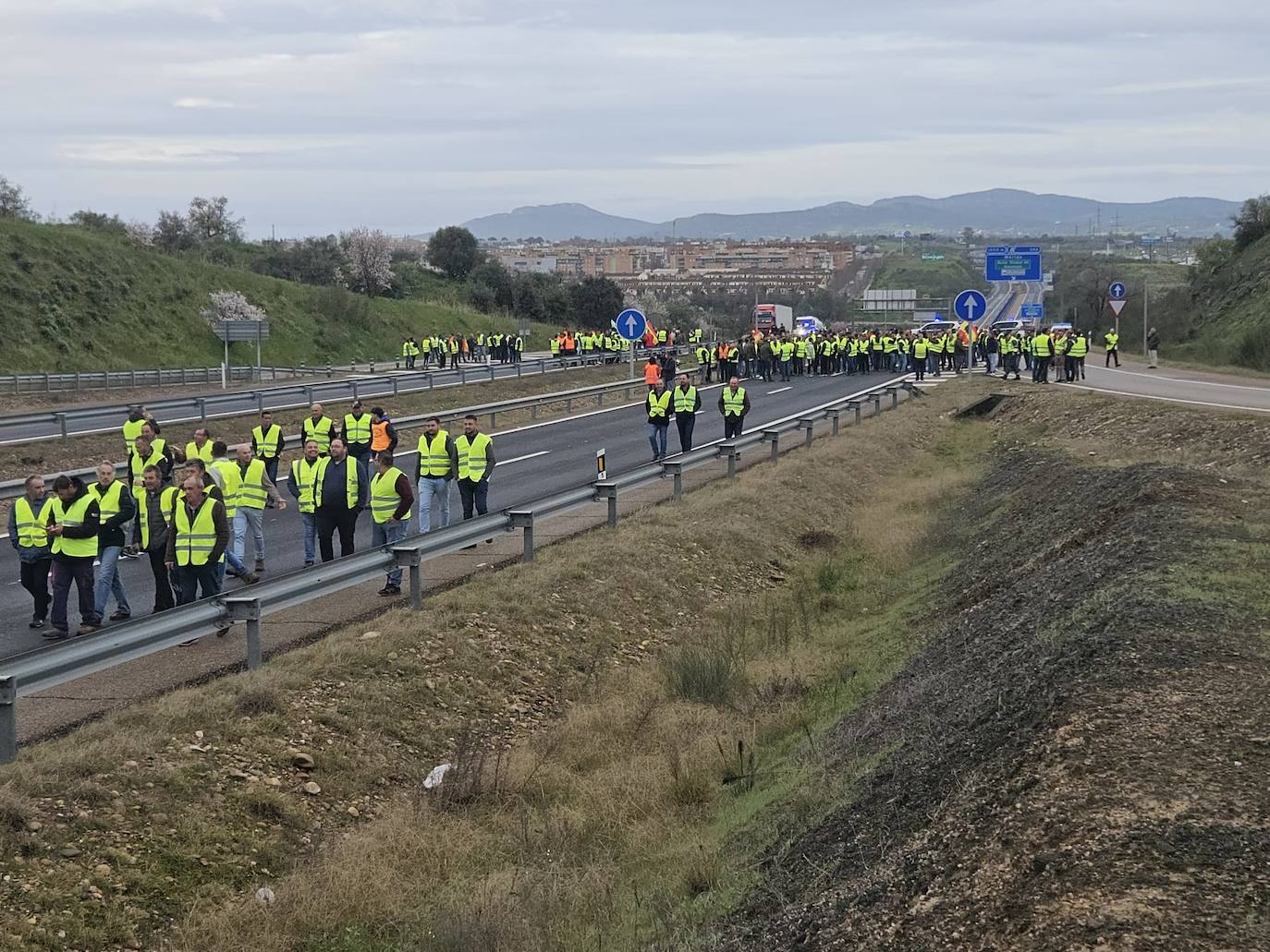 Retenciones en la A-5, a la altura de Mérida, por el corte de vía en Carija.