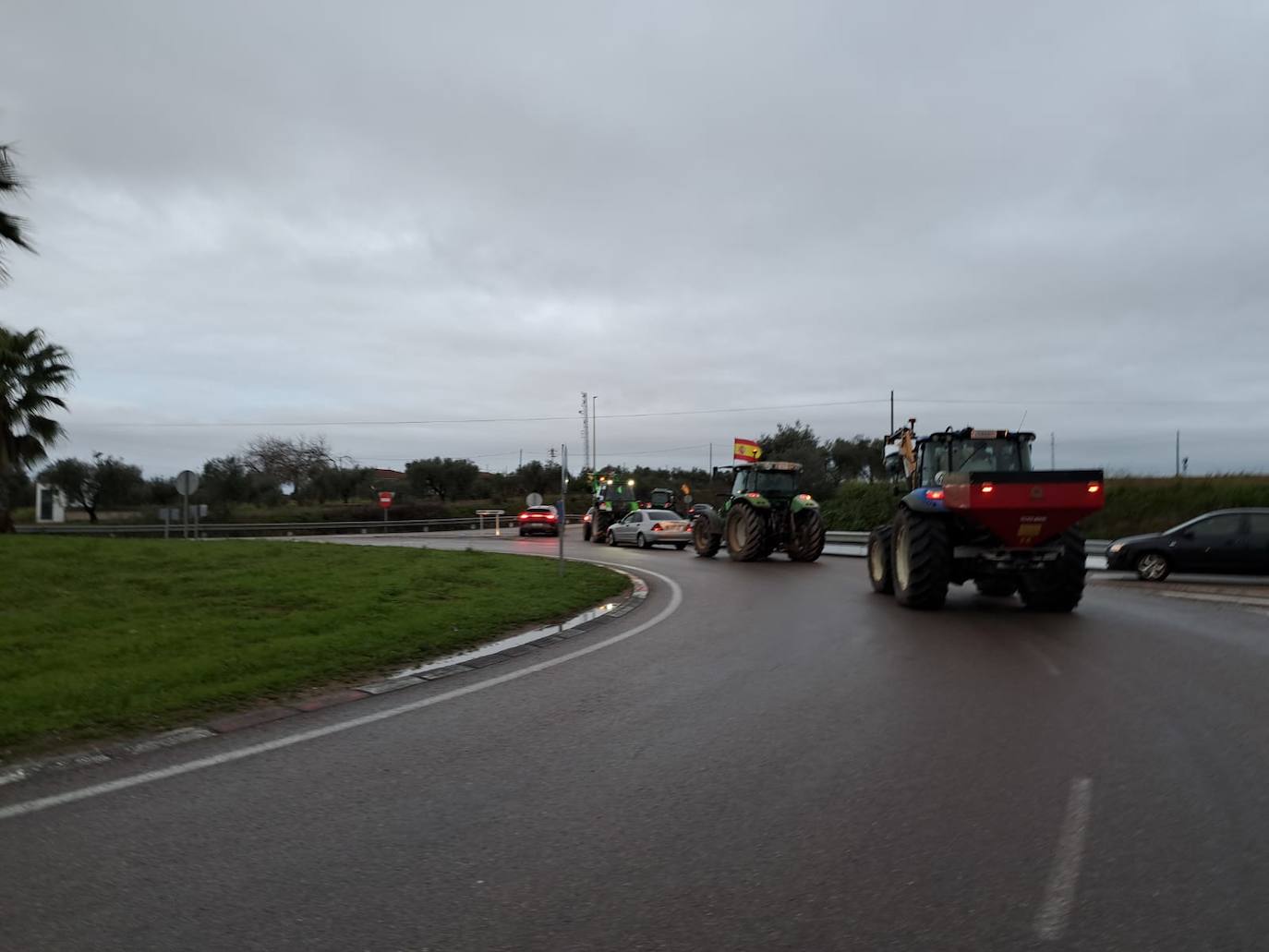 Los tractores circulando por la EX-209 en Mérida, donde se están concentrando numerosos manifestantes. 