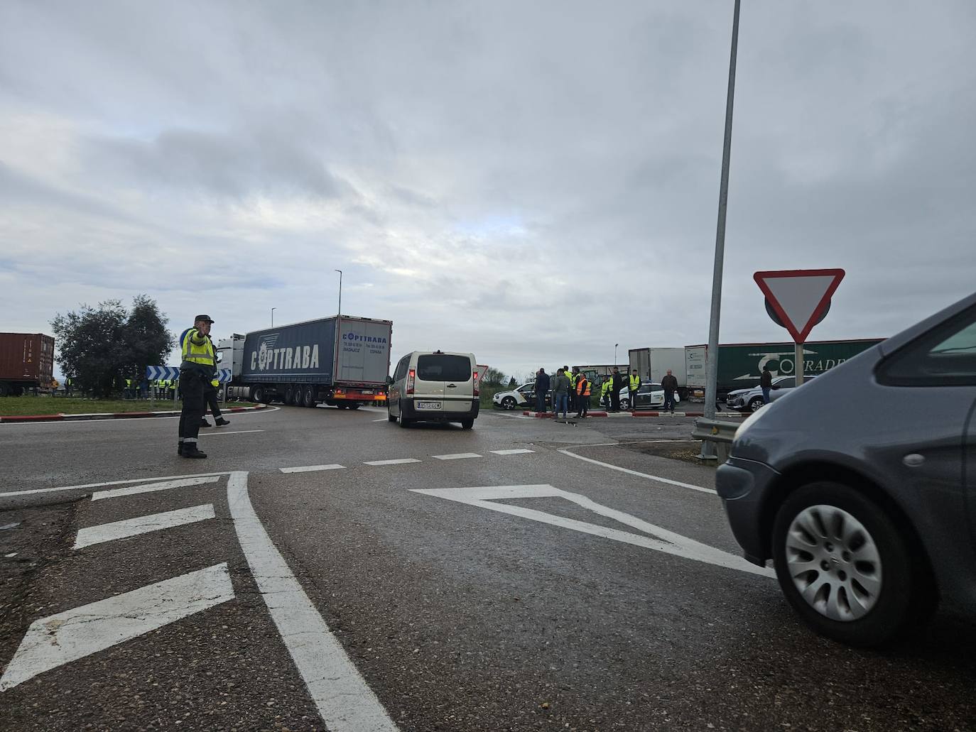 Manifestantes en el cruce de Carija, en Mérida.