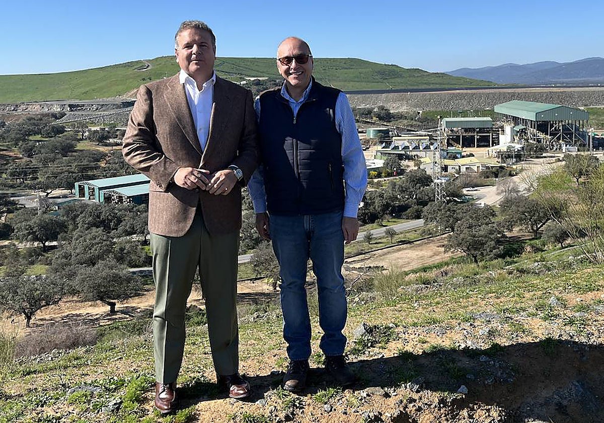 El extremeño Alejandro Ayala (izquierda), junto a Serafino Iácono, en la mina de Aguablanca en Monesterio.