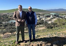 El extremeño Alejandro Ayala (izquierda), junto a Serafino Iácono, en la mina de Aguablanca en Monesterio.