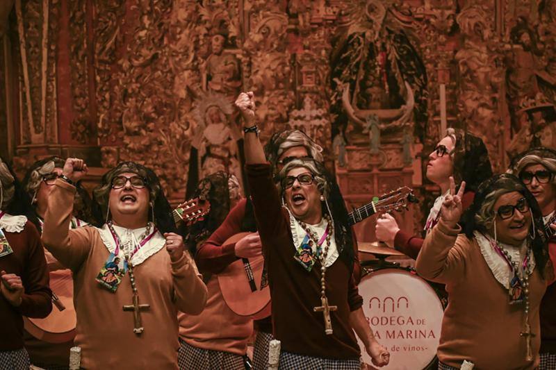 Murga Los Mirinda, en la final del Concurso de Murgas del Carnaval de Badajoz 2024. 