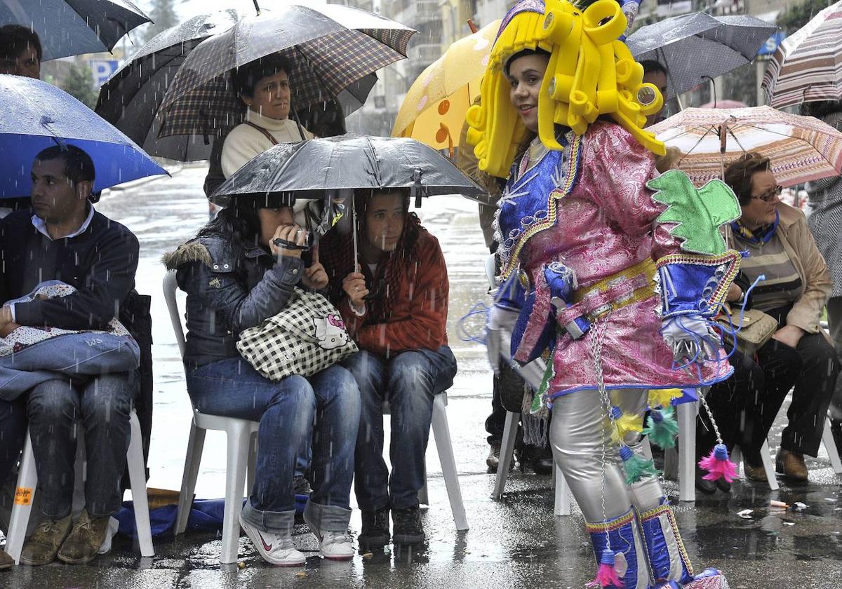 Una edición del desfile de comparsas del Carnaval de Badajoz pasada por agua.