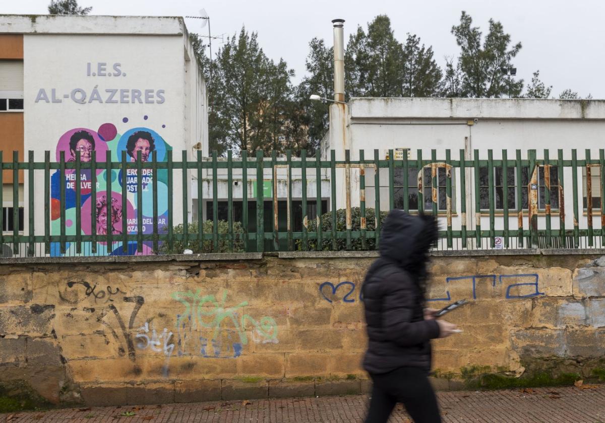 Uno de los dos edificios del IES Al-Qázeres, centro público situado en la avenida de Cervantes.