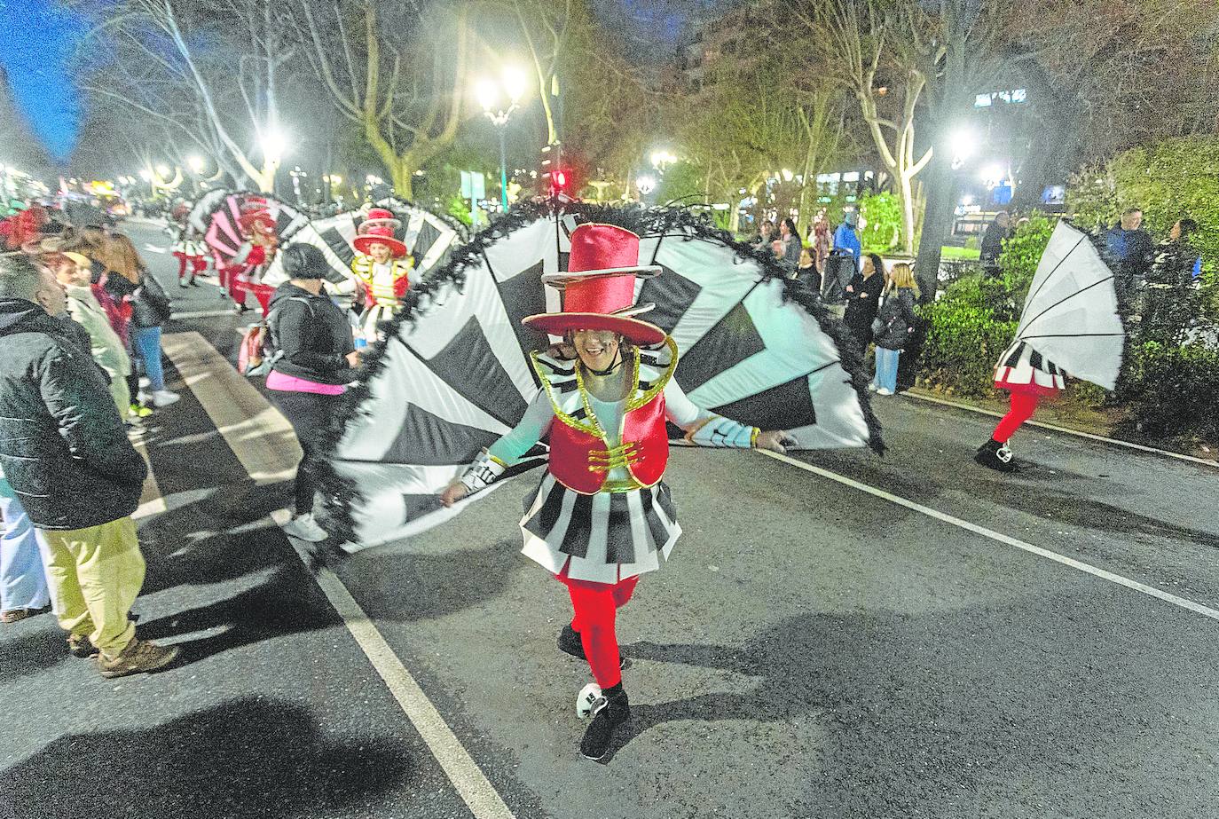 Paso de las comparsas por la avenida de España, con la AMPA del María Auxiliadora en acción.