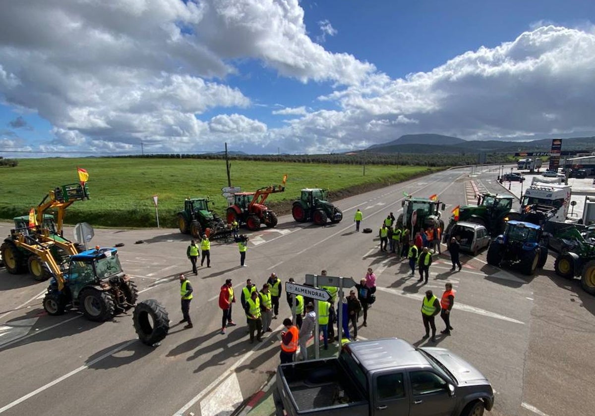 Cruce de la N-435 con Almendral, justo después de abrir la carretera en uno de sus cortes intermitentes.