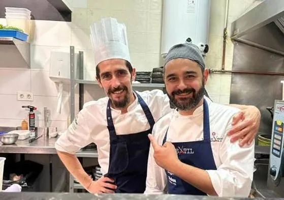 En la pasada edición, Ricardo involucró a los restaurantes extremeños Nardi y Versátil, con cuyo jefe de cocina (Álex Hernández) posa en la foto.