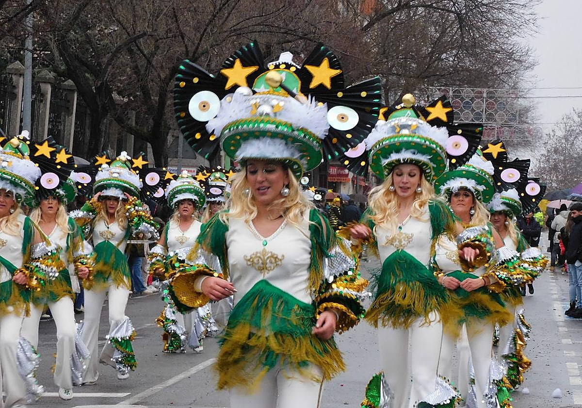 Imagen principal - Ni la lluvia ni el frío pueden con el primer desfile del Carnaval moralo