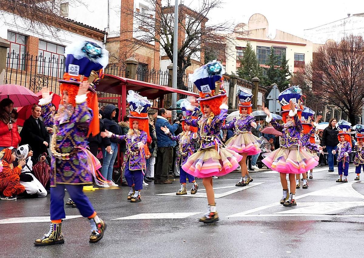 Imagen secundaria 1 - Ni la lluvia ni el frío pueden con el primer desfile del Carnaval moralo