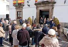 El minuto de silencio se ha llevado a cabo en la puerta del Ayuntamiento.