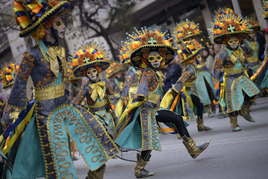 Los Lingotes en el desfile de comparsas infantil del Carnaval de Badajoz que se celebró este lunes después de ser aplazado el viernes por la lluvia