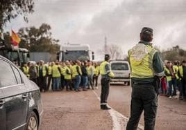 Guardia Civil, manifestante y camiones parados, esta mañana, en Mérida, en el cruce a Calamonte desde el polígono industrial El Prado.