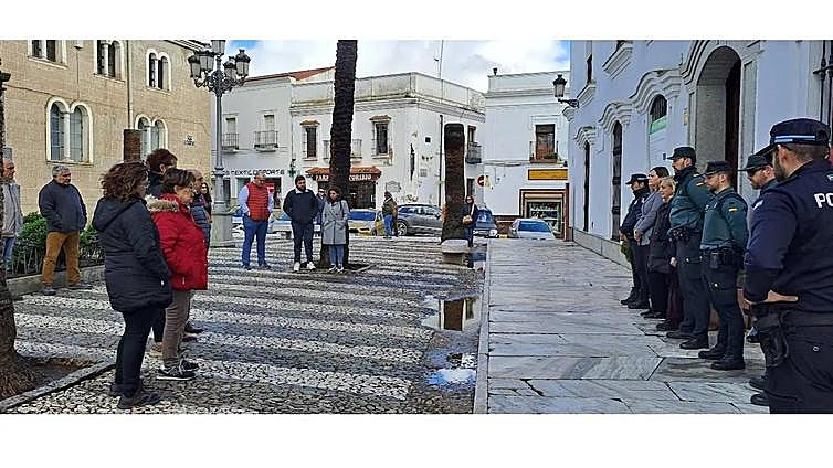 Minuto de silencio en Fuente de Cantos por la muerte de dos guardias civiles en Barbate (Cádiz)