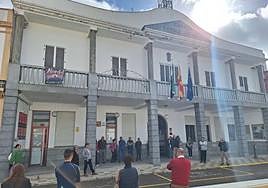 Asistentes al minuto de silencio convocado esta mañana en la puerta del ayuntamiento.