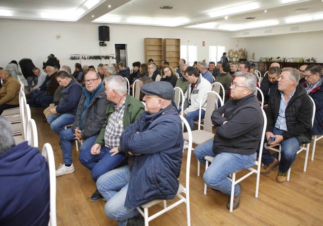 Asistentes a la asamblea convocada este lunes por Asemtraex.