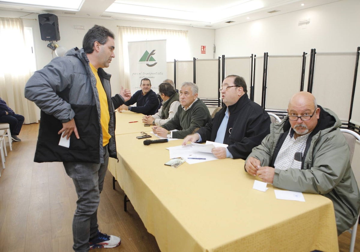 Los transportistas han celebrado una reunión en la que han decidido no unirse al paro indefinido.