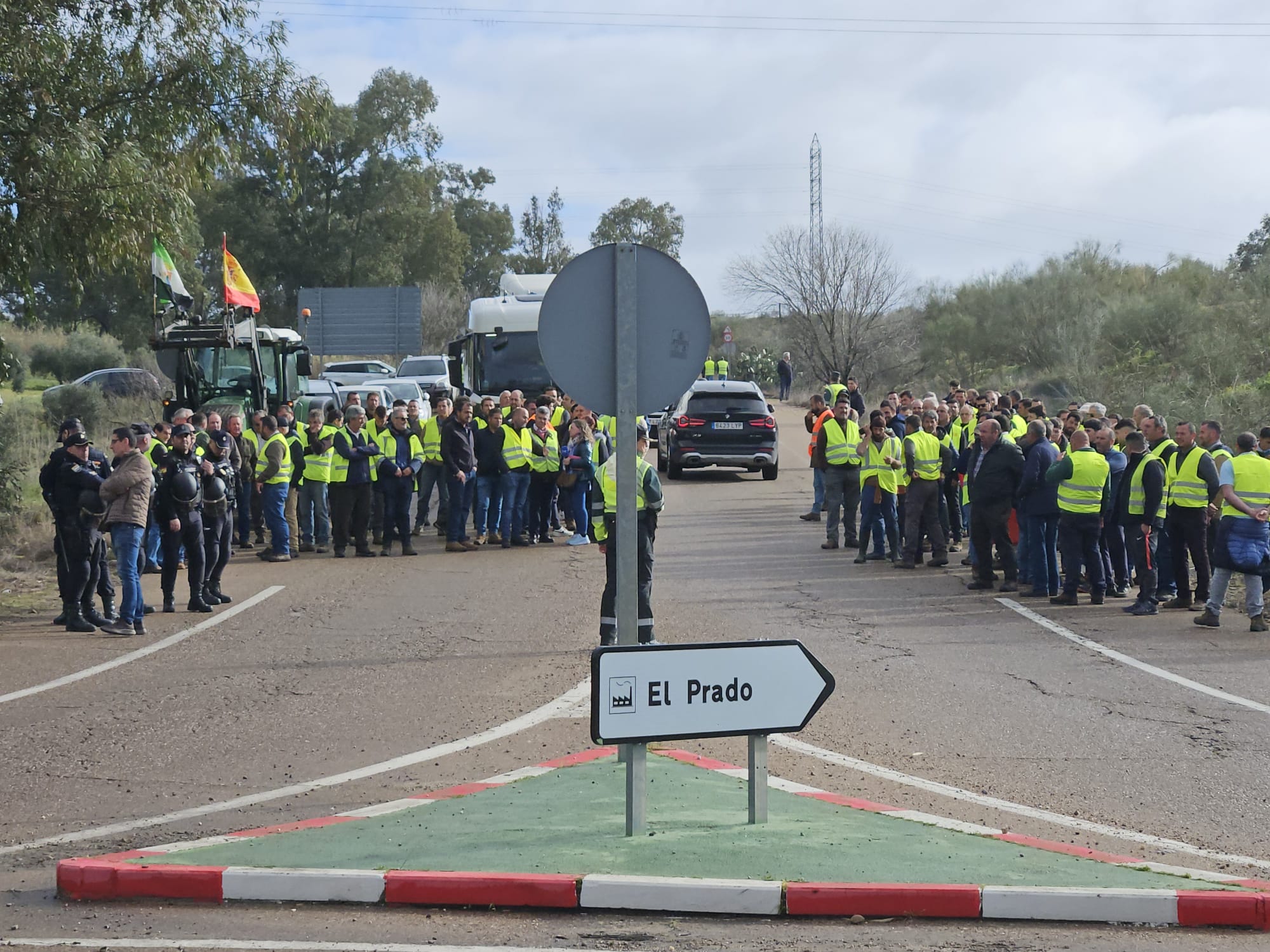 Minutos antes de las once de la mañana, la Policía Nacional se retiraba del acceso al polígono industrial El Prado desde la carretera de Calamonte.