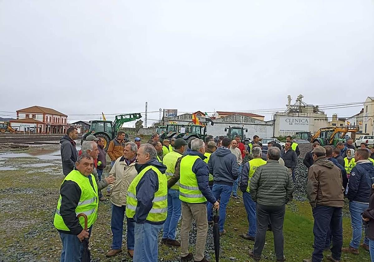 Imagen principal - Arriba, concentración de manifestantes. Debajo, varios tractores por la N-435.