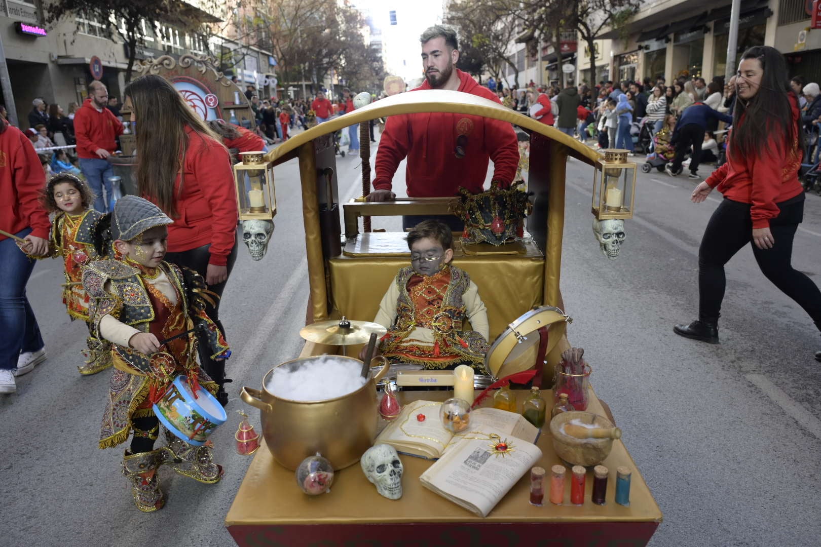 Las mejores imágenes del colorido desfile infantil del Carnaval de Badajoz 2024 (II)