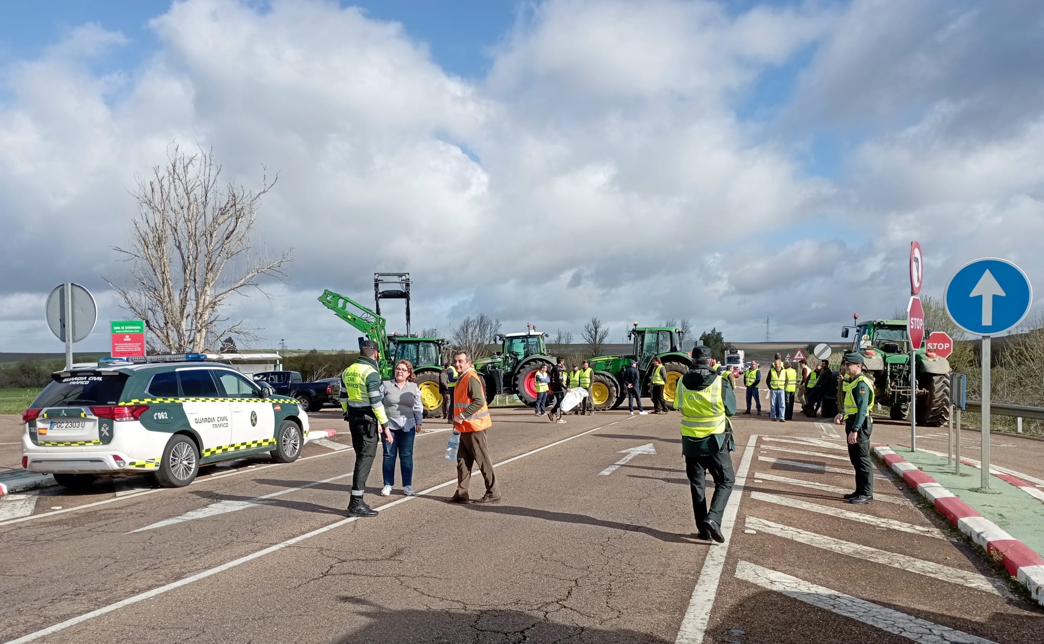 Corte de la carretera EX-107, a la altura del kilómetro 17,600. en el cruce de San Francisco y San Rafael de Olivenza. Hay presencia de la Guardia Civil y están dando paso alternativo cada media hora.