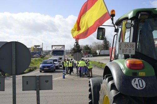 Una veintena de tractores apostados en la rotonda de Mercoguadiana, entre Montijo y Puebla de la Calzada.